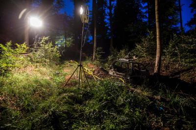 Rudersberg: Pkw kommt von Fahrbahn ab und landet 80 Meter im Wald - Person verbrennt in Fahrzeug